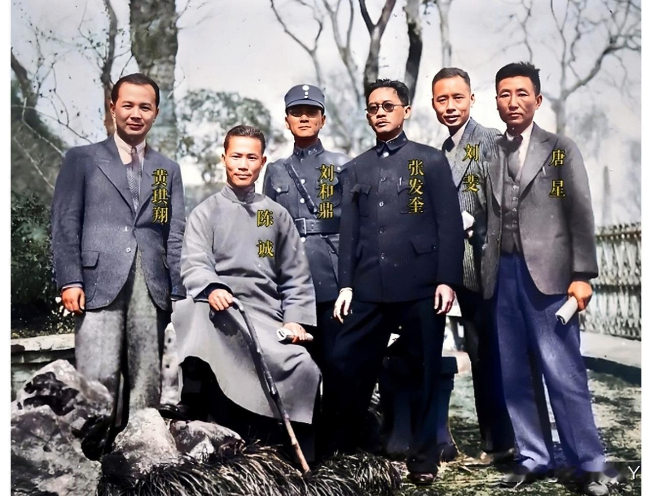 一张老照片，拍摄于抗战时期，这才是他们六人当时的真实貌相，并非演员所扮演的角色！