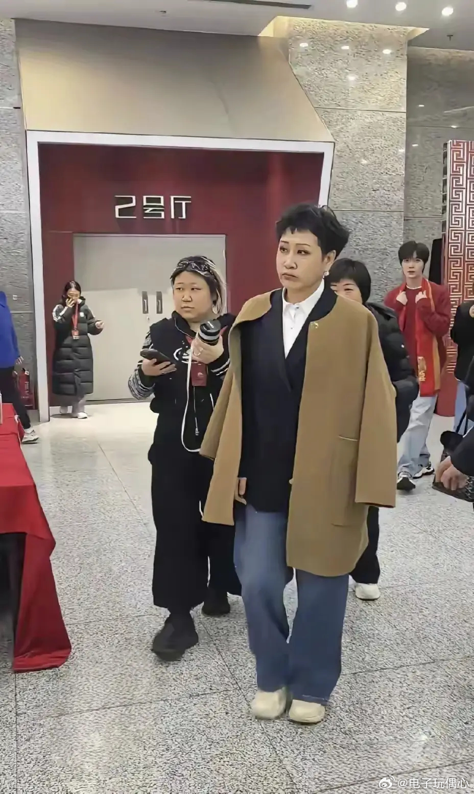 63岁张凯丽这次打扮总算正常了，不知道咋回事忽然学小姑娘嘟着嘴 