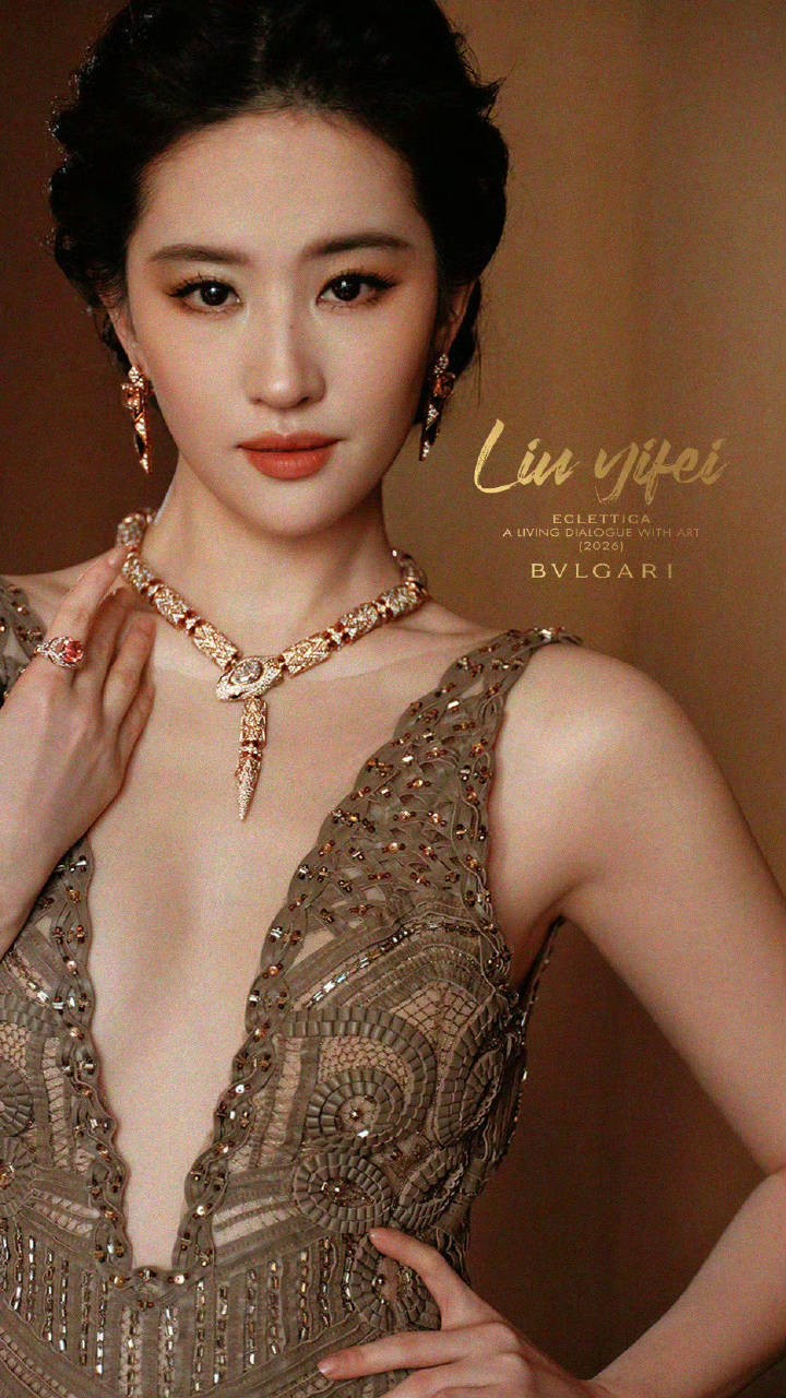 宝格丽活动C位争议全球代言人刘亦菲 她站在哪儿 哪儿就是C位全球广告  这个重量