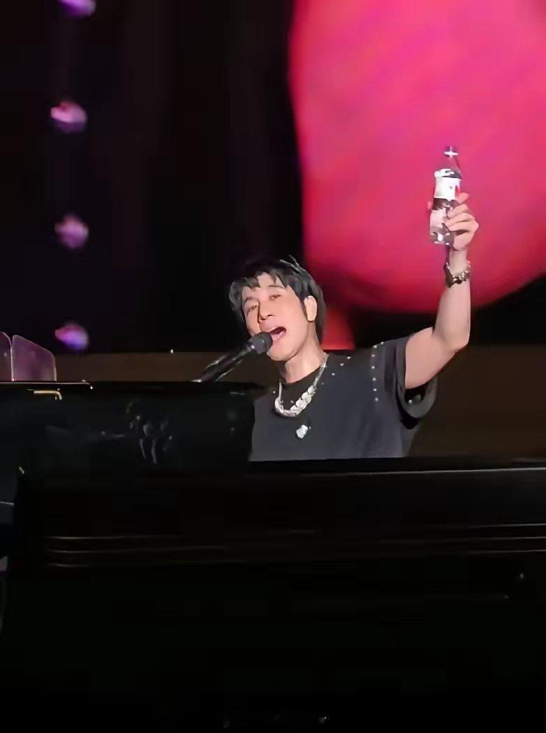 复出表演高举娃哈哈！王力宏是懂感恩的王力宏职业生涯的转折点可能就是被娃哈哈解约。