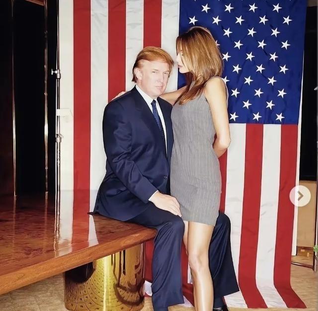 特朗普和梅拉尼亚合影时、也按耐不住躁动的心，这张照片拍摄于98年，两人还没有结婚