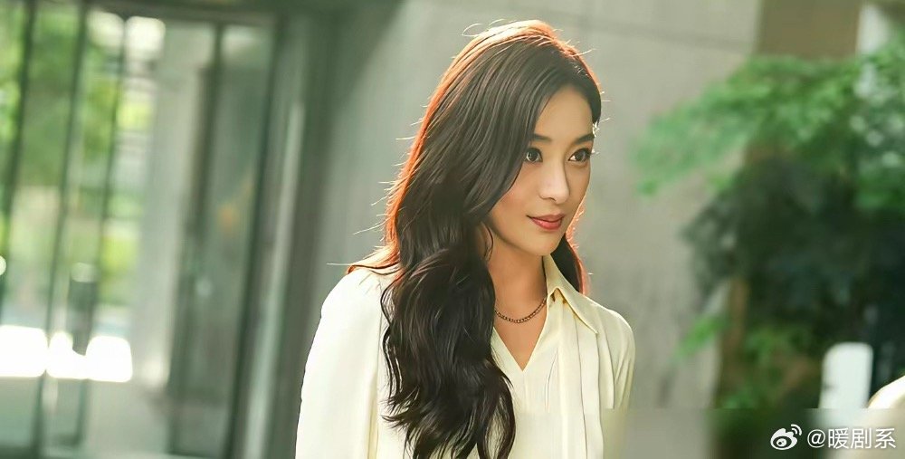 39岁袁姗姗，终于不用再装了。 直播里，男主张维伊脱口一句“嫂子”，直接把剧顶上