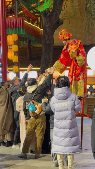 这杭州城里究竟藏了多少财神骑手起猛了在杭州居然看到财神送外卖了谁懂啊！杭州的新春