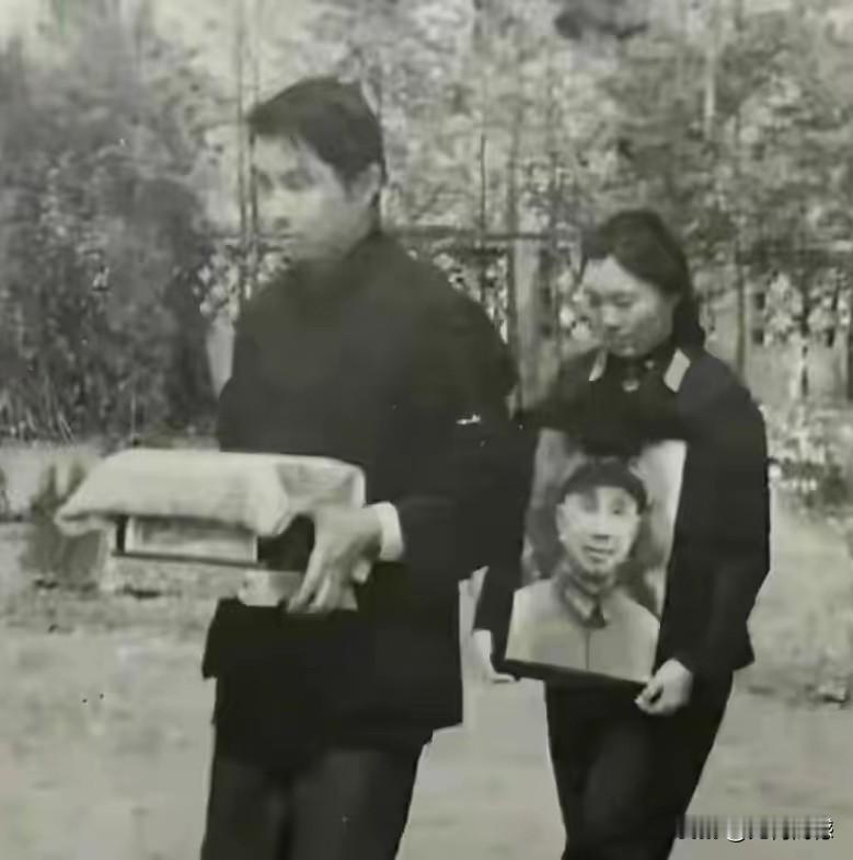 看到粟裕将军的儿女捧着他的骨灰和照片的画面，隔着屏幕，我的眼角湿润了，虽然这是4
