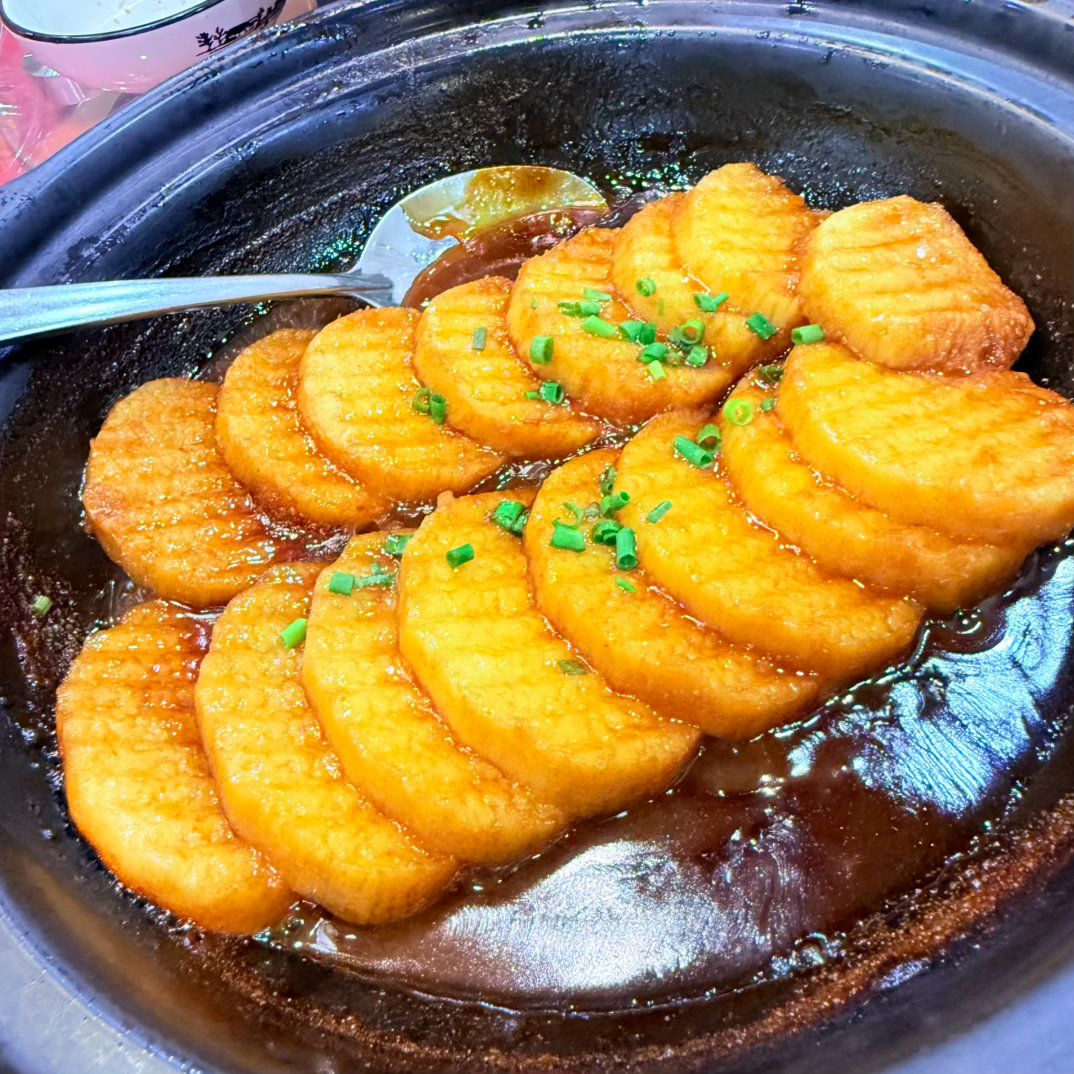 湄洲湾的收官一餐满满一桌本地风味，吃得心满意足。第一次尝试鲍鱼沙拉，口感格外鲜嫩