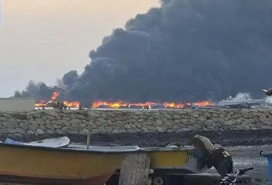 火药味变得更加浓了。
美国袭击了伊朗关键石油出口枢纽哈尔克岛，目前还只是攻击了岛