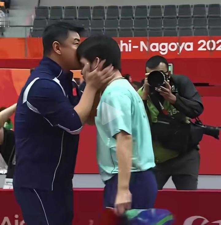 王皓捧脸一吻直接看哭球迷！
 
亚运会乒乓球男单半决赛，林诗栋对战中国台北名将林