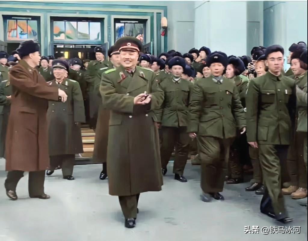 🍁贺龙元帅一身戎装，风采不凡。
1960年11月，在罗瑞卿大将陪同下，贺龙元帅