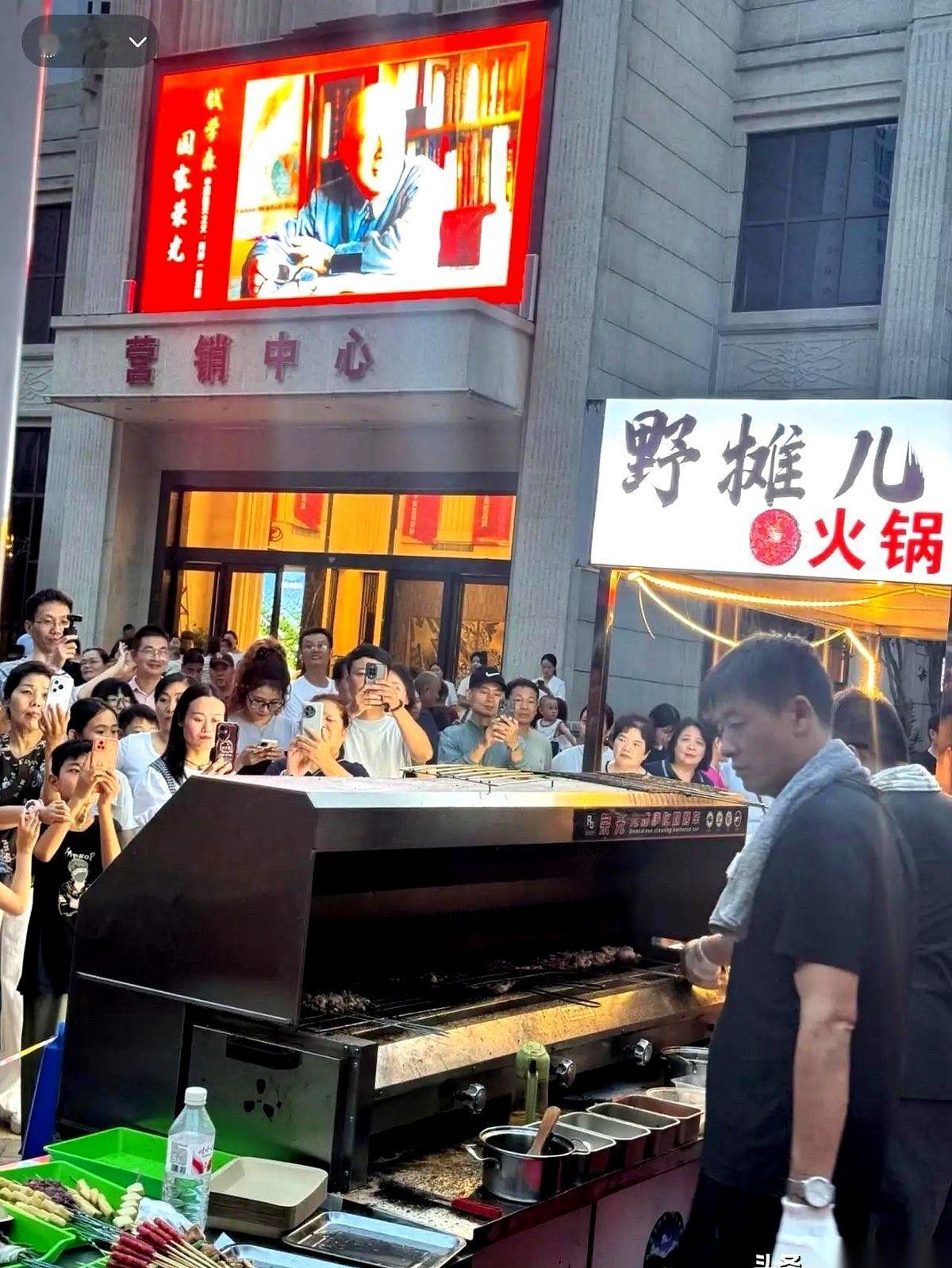 最近全网都在刷那个长得神似“张雪峰”的烧烤摊主。
按网红圈的铁律，接下来的剧情本