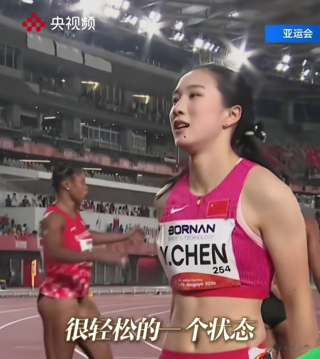 大家发现没，小孩姐陈妤颉不仅成绩特别牛，颜值也特别高。
就比如说这张刚刚跑完10