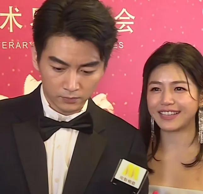 陈晓对陈妍希应该是非常爱的，否则他也不会和她一起秀恩爱，更不会像对待孩子一样细心