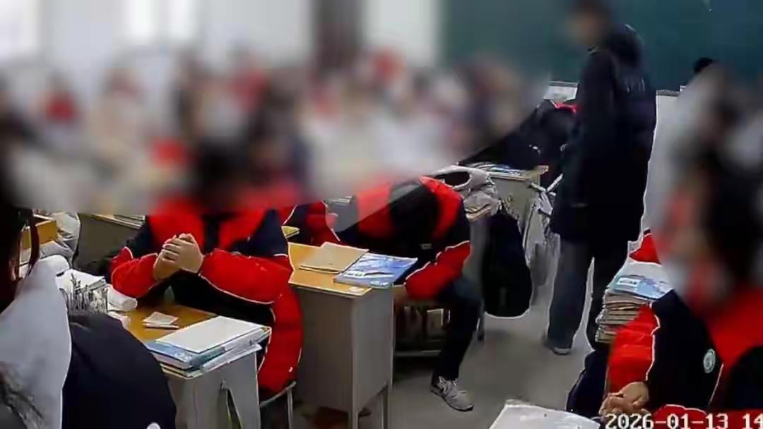 学校没有执法权，抄凳子砸同学这个事，应该交给公安部门处理

第一，这件事情性质比