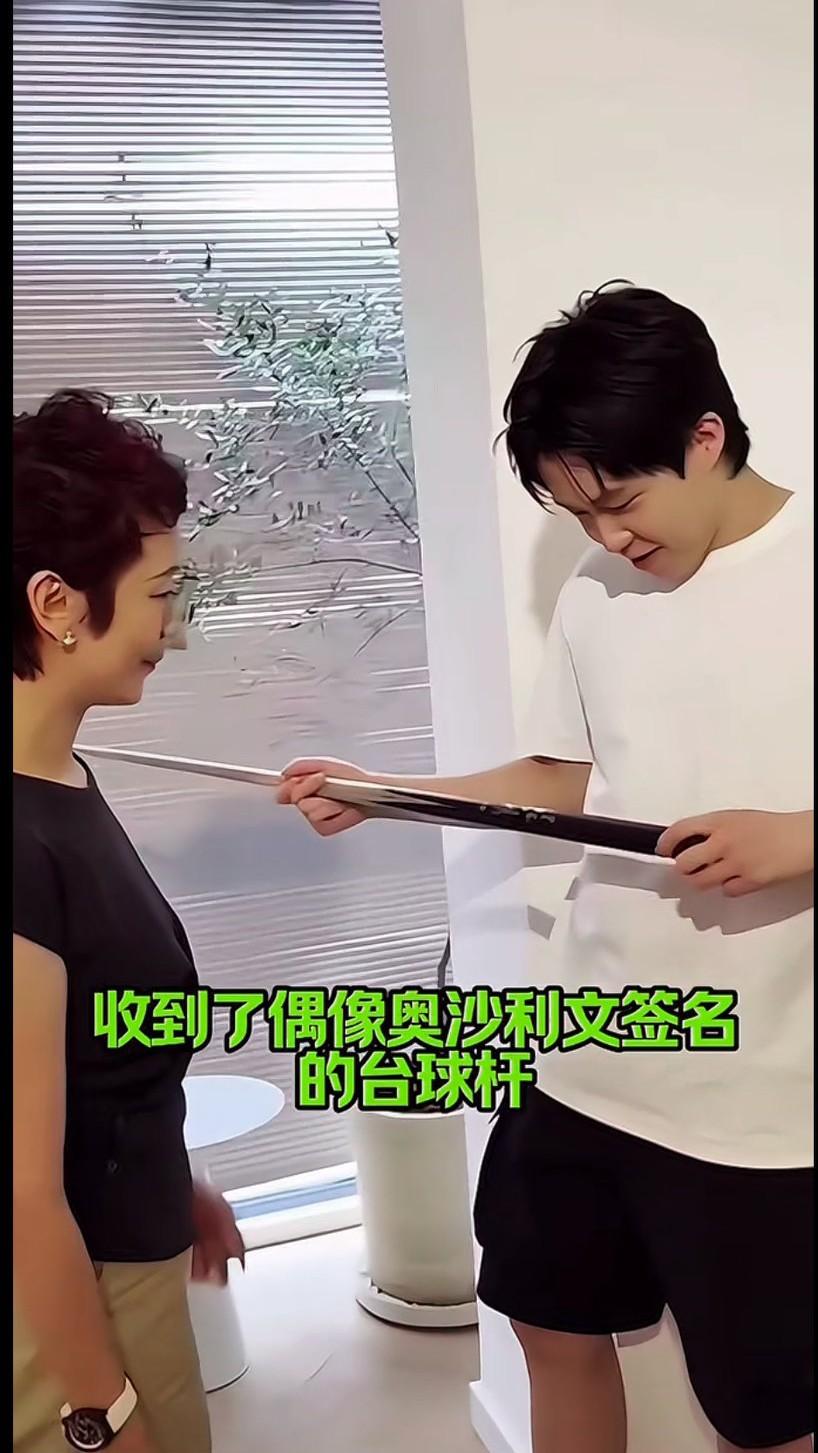 头哥又是幸福的一天，收到了偶像奥沙利文签名的台球杆。拿着球杆头哥看了又看，笑容满