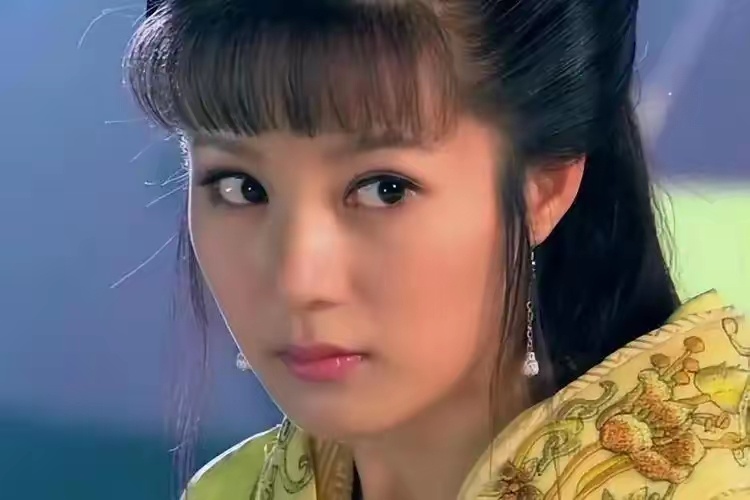 她出道便被姑父捧为女主，姑父另结新欢后，她也沦为了18线小演员 