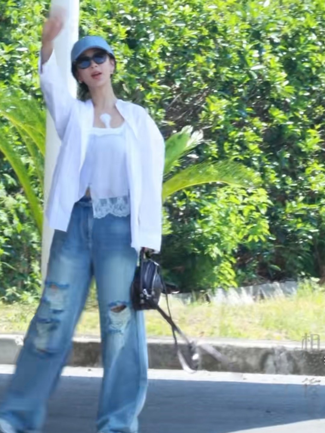 杨紫上海出发北京 好瘦！胸前贴的是啥呀 