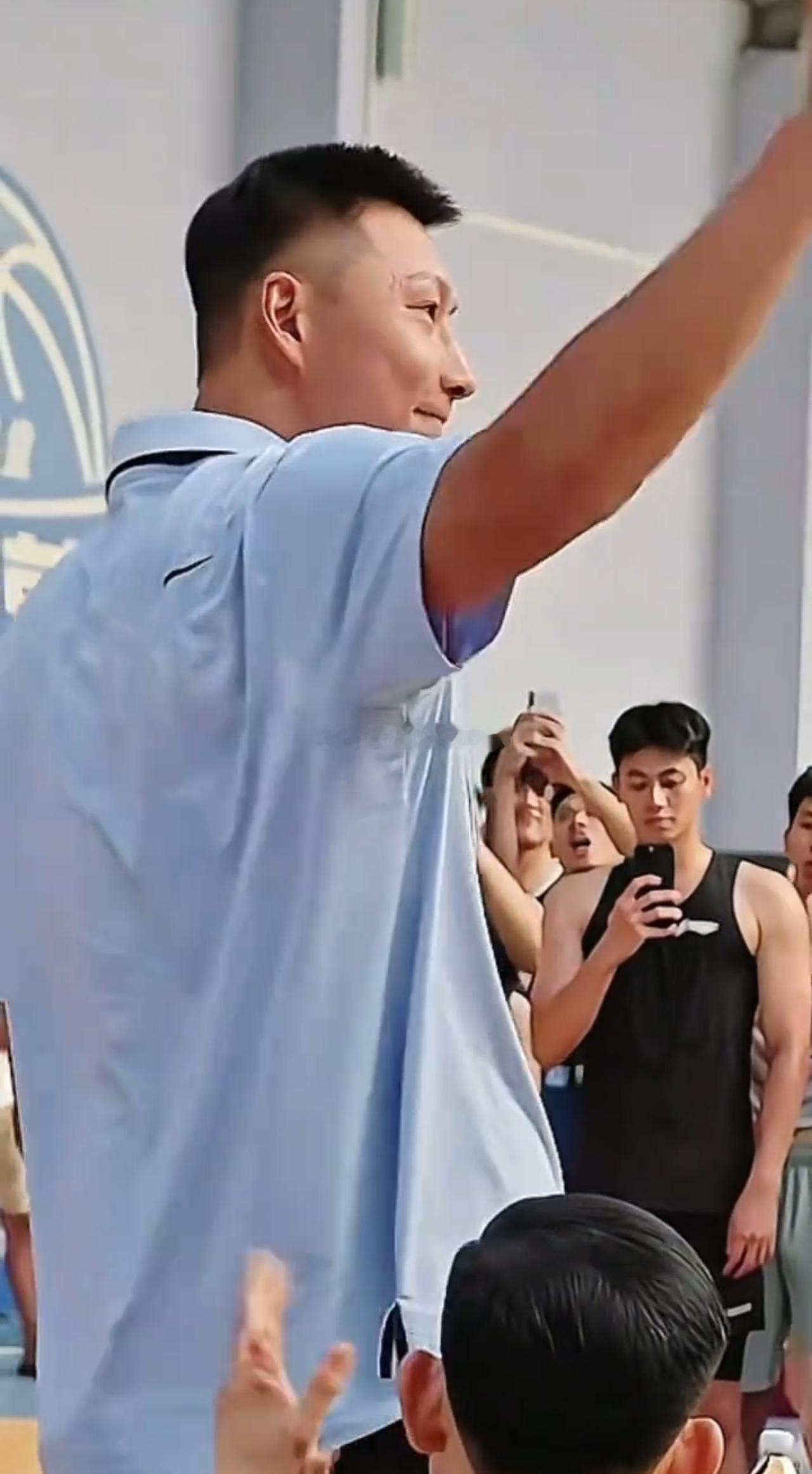 大佬，好耐冇见！易建联广东男篮熬过这周就好了广东宏远
