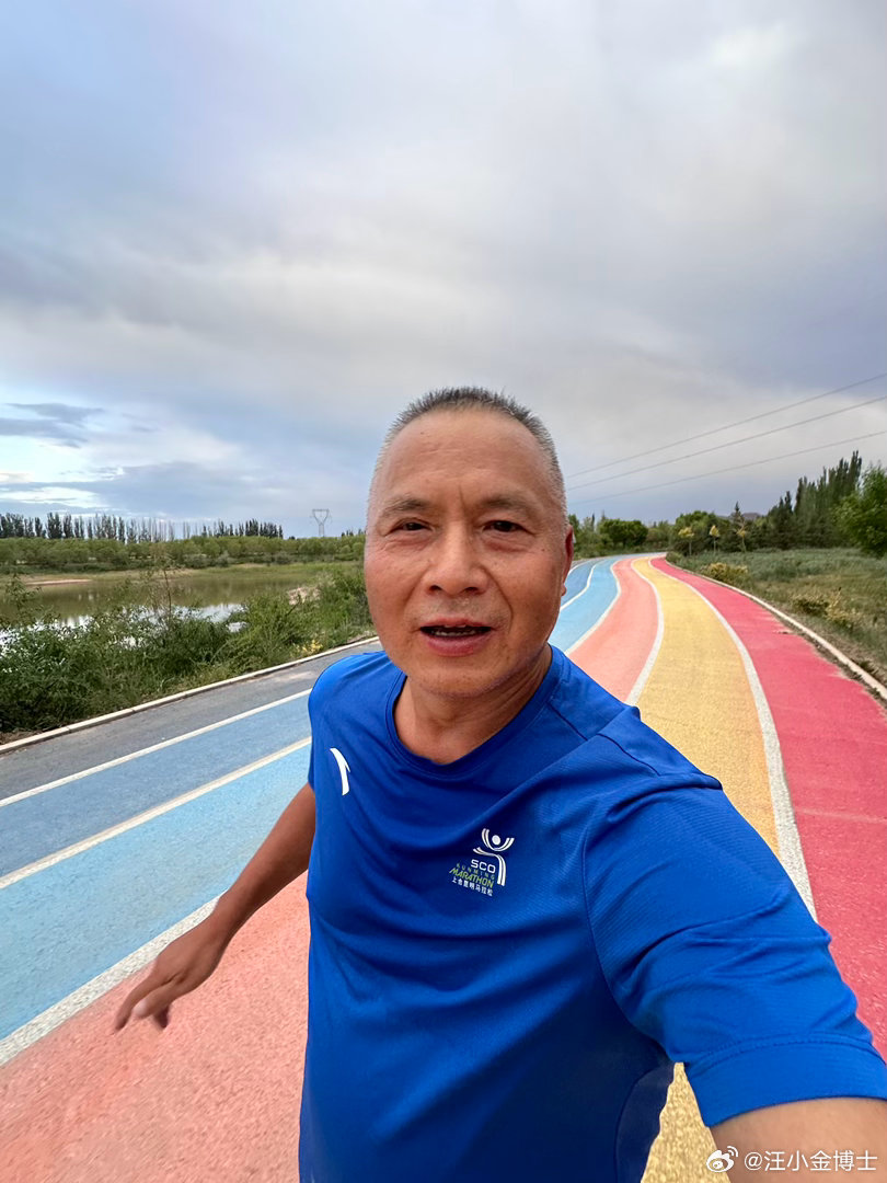 整整12个小时的旅程，从昆明到临泽。放下行李，出门跑步。从太阳落山到皓月当空，完