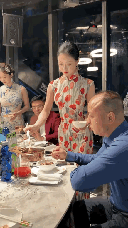 呵呵，如果这不是摆拍，这些老板是什么是什么人呢？除了饲候吃还伺候什么呢？
什么时