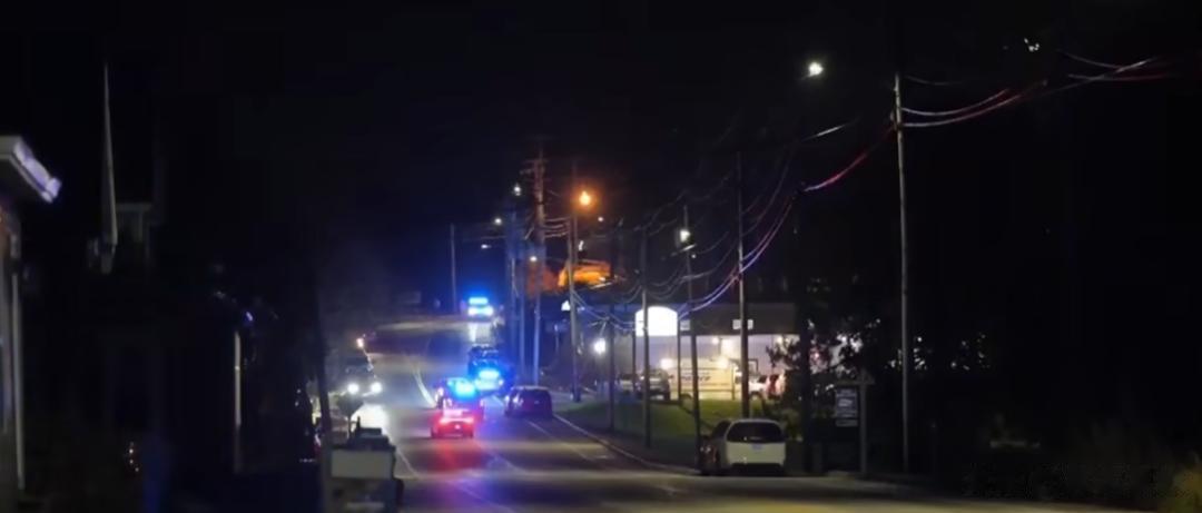 美国精神病枪手恐怖杀戮！球馆屠杀18人后逃脱，引发北美两国震动
美国缅因州的一家