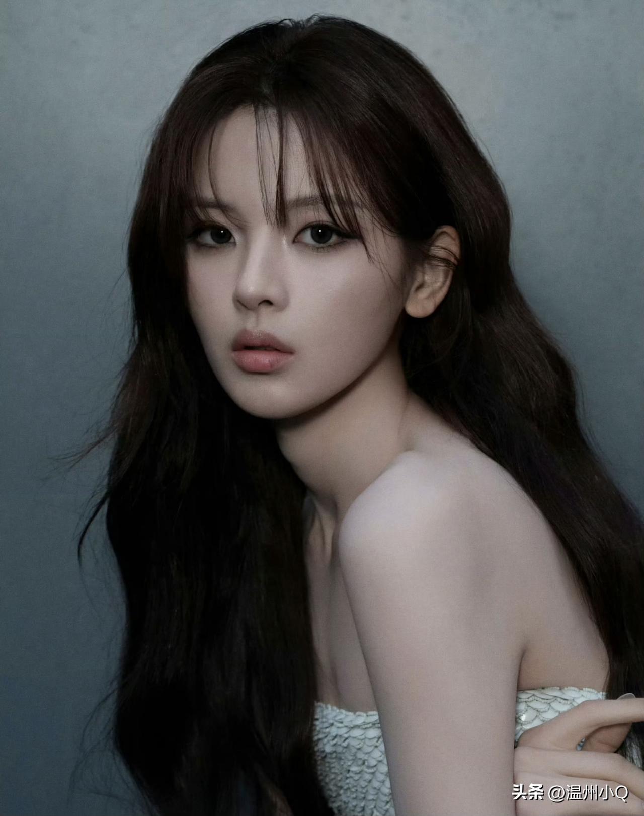 杨超越时装周画了全包眼线，韩系妆容让她看起来更像韩国女星韩素希了，原本两人就很像