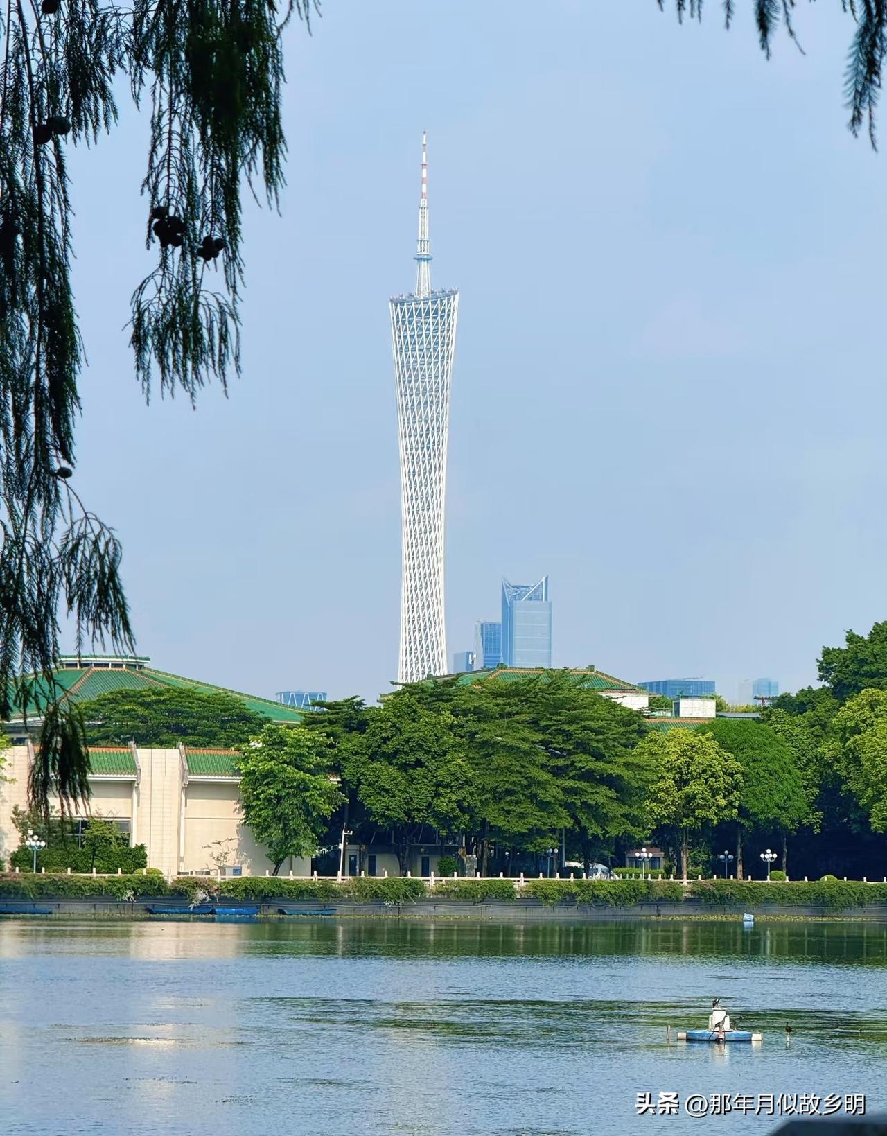 近日，广州某高中一位28岁的女教师很是苦恼，不知要不要与男友分手的苦恼。

她说