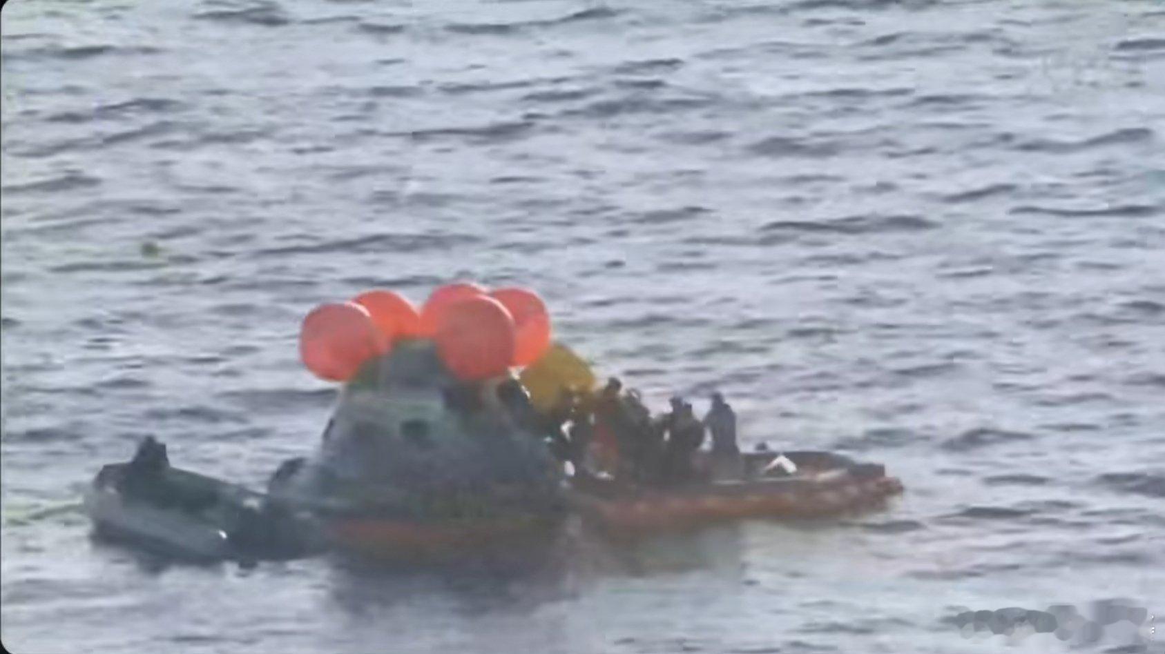 一名宇航员已经成功出舱，走出来的，恭喜阿尔忒弥斯2号任务圆满成功。 