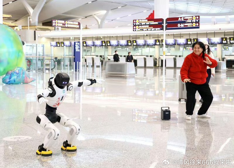 【机器人西安咸阳国际机场献舞 丰富旅客春运路】三月芳菲，花“漾”绽放。近日，西安