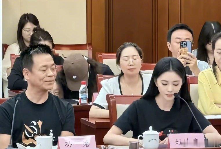 晓晨姐和苟师看刘浩存的眼神都好宠啊，一个是觉得可爱，一个是觉得自豪，好有爱的剧组