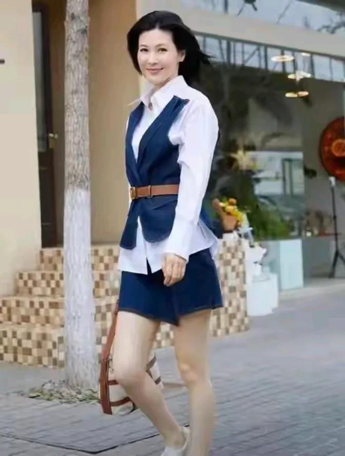 演李幼斌老婆的时候就知道她不简单，只是没想到现实中更好看！有腿有颜值，皮肤还又白