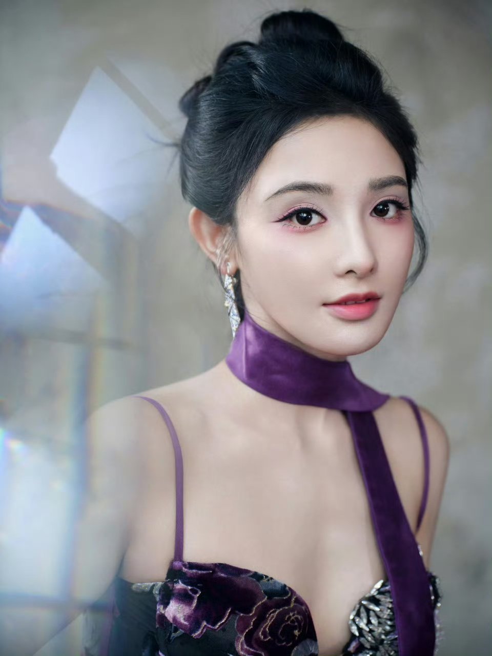 彭小苒～～彭小苒[超话]彭小苒这次是冷感美人 ​​​