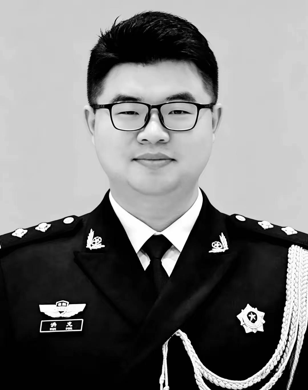 请停留3秒钟，为牺牲在一线的好民警献束花。安徽亳州34岁民警洪龙在工作岗位上，突