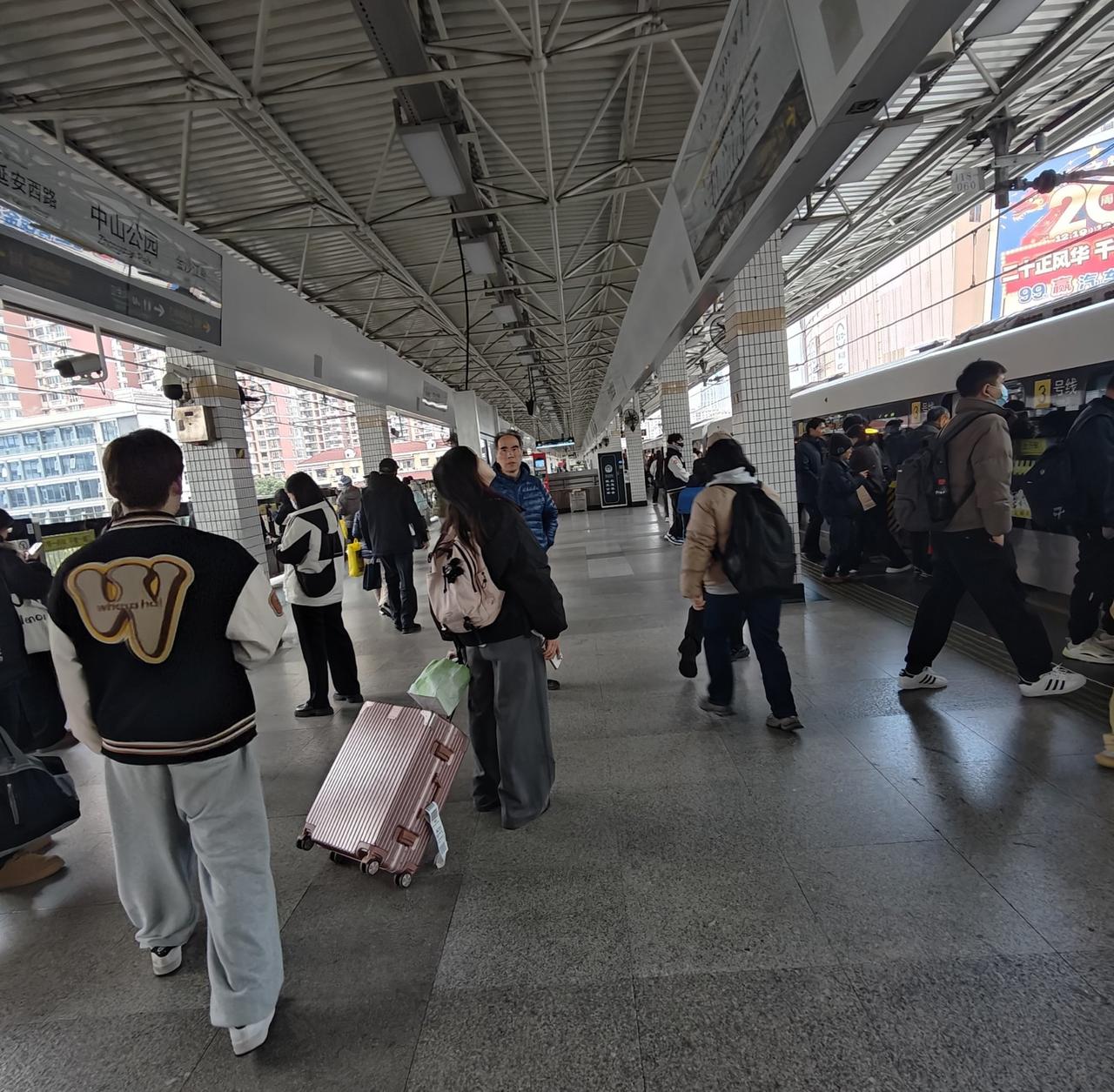 昨天中午额‘中山公园地铁站’… …
📍上海 中山公园(地铁站)