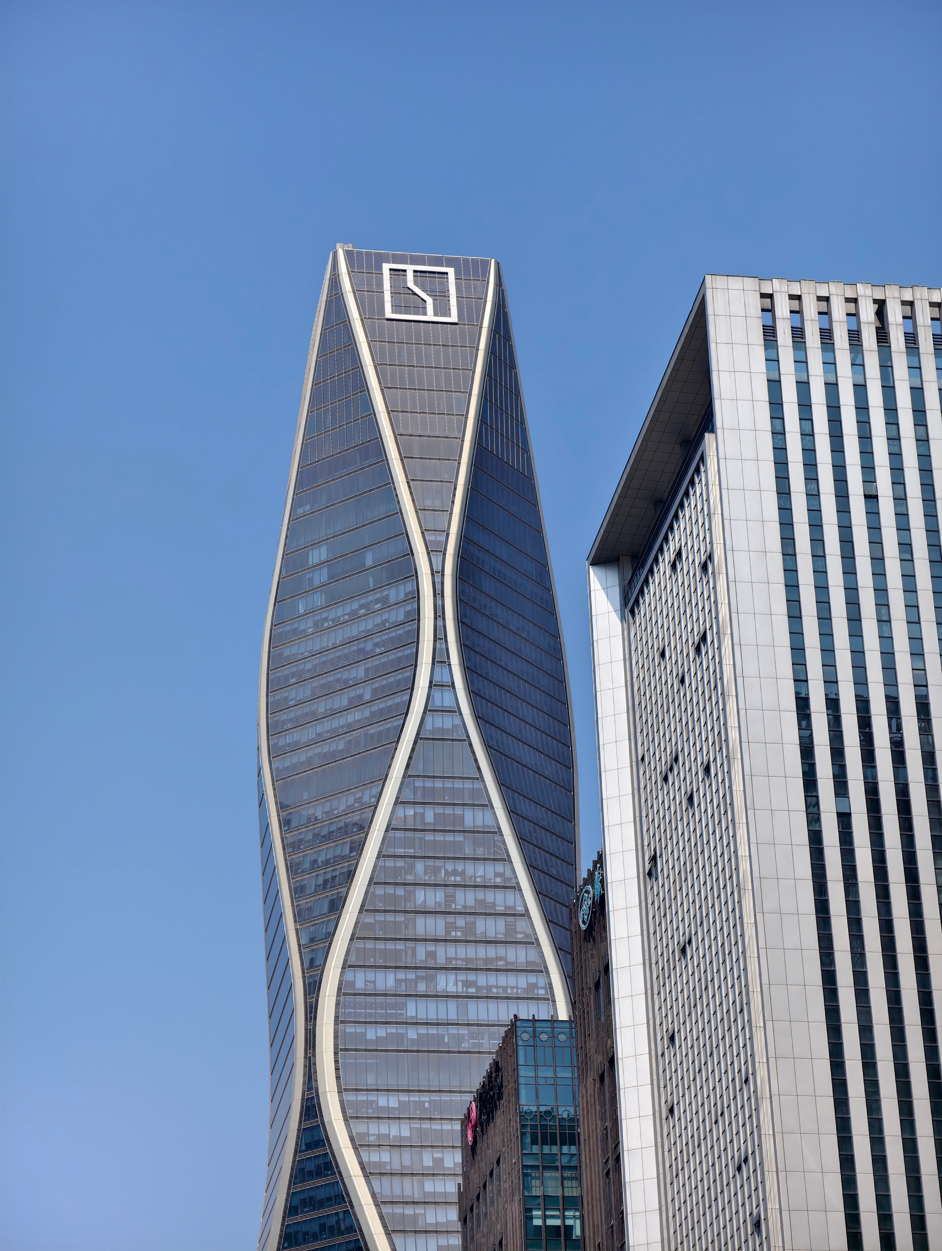 第一次见极氪大厦，科技感十足，这在杭州能做地标吧[doge] ​​​