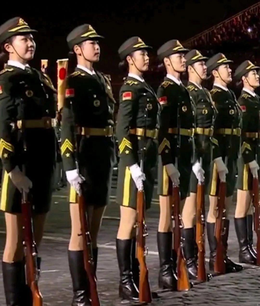 阅兵场上中国🇨🇳女兵英姿飒爽 巾帼不让须眉
