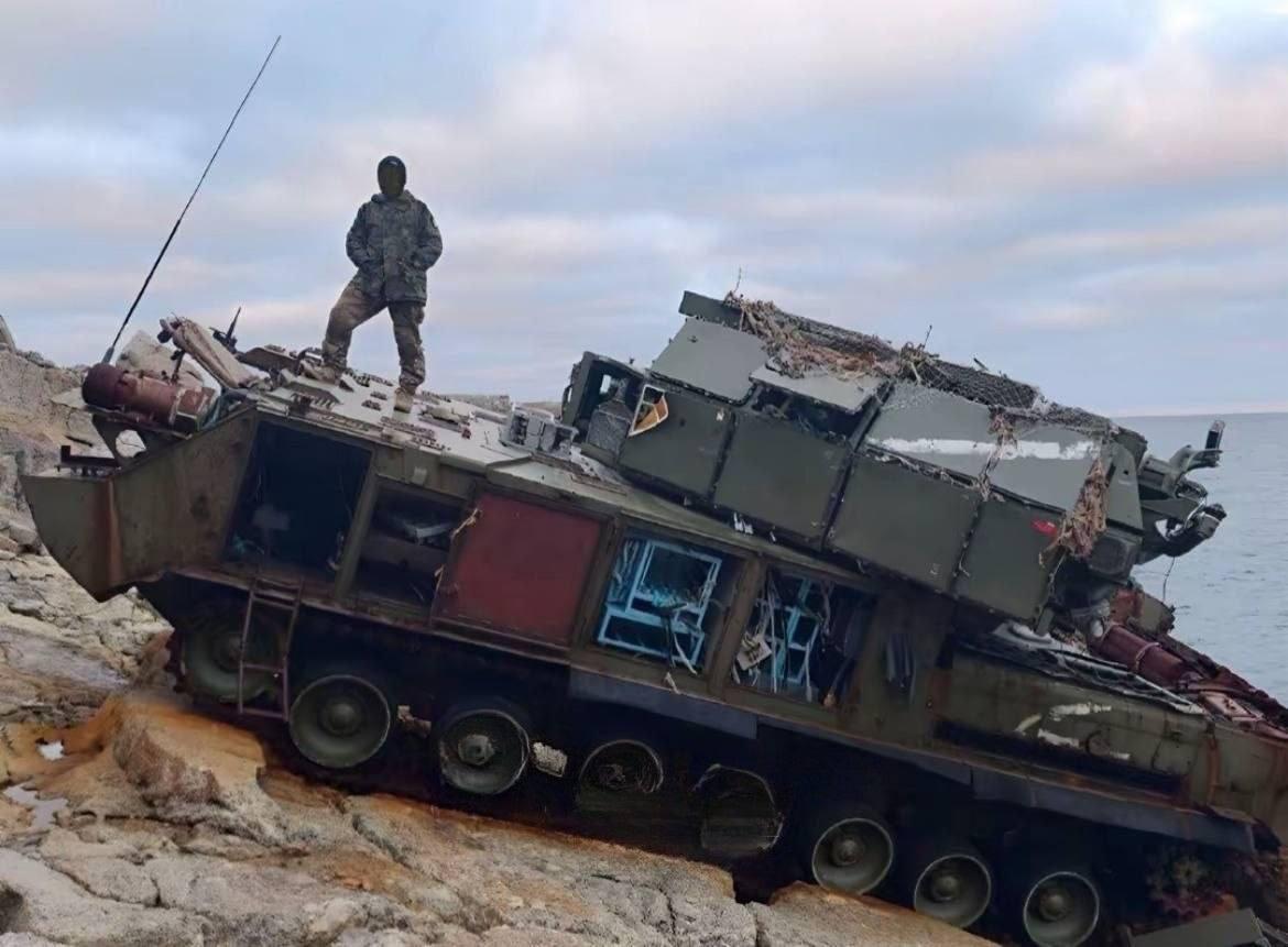 2022 年，蛇岛上被摧毁的 Tor-M2 防空系统。
位于蛇岛悬崖上的一套损毁