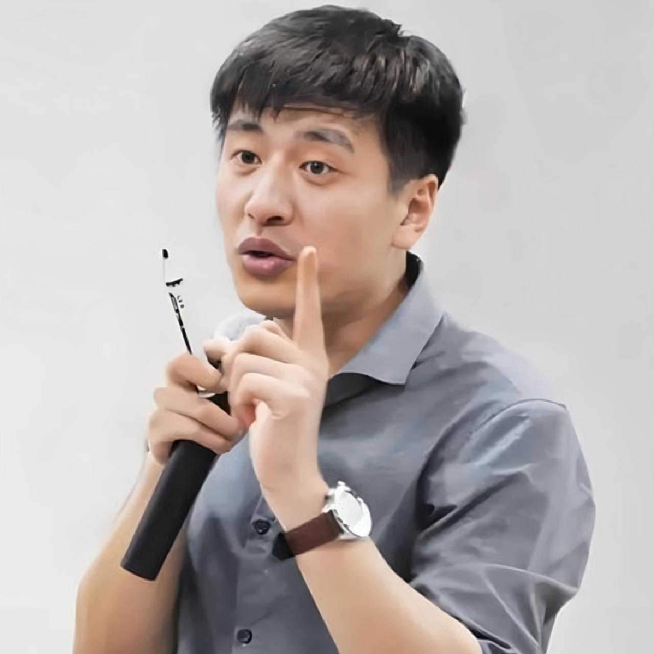 张雪峰为什么能受欢迎?
张雪峰是东北人，
性格开朗豁达，
说话直接又幽默，
他非