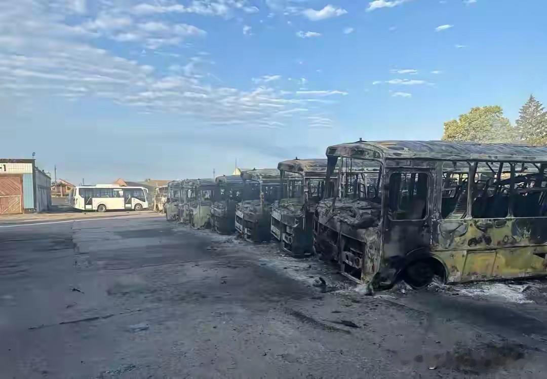 一百八十万人伤亡，这个数比朝鲜战争跟车臣战争摞到一块儿还多不少呢。俄乌打了四年多