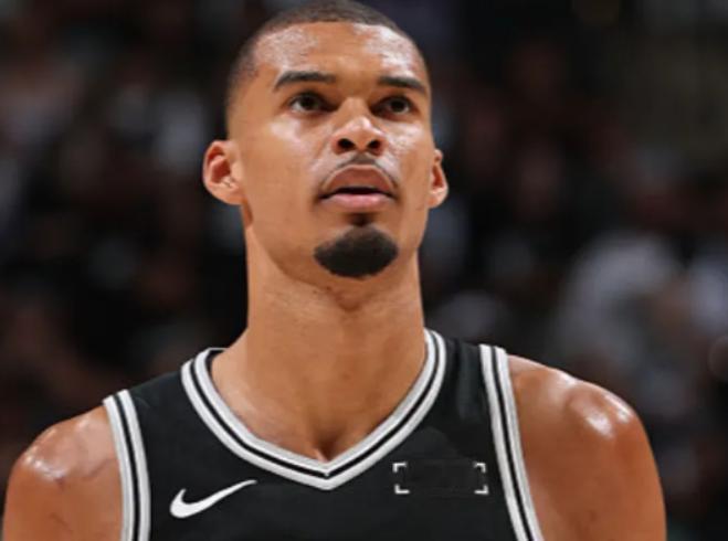 NBA西部决赛，雷霆对阵马刺的抢七大战中，比赛出现了奇葩的一幕。第一节比赛快要结
