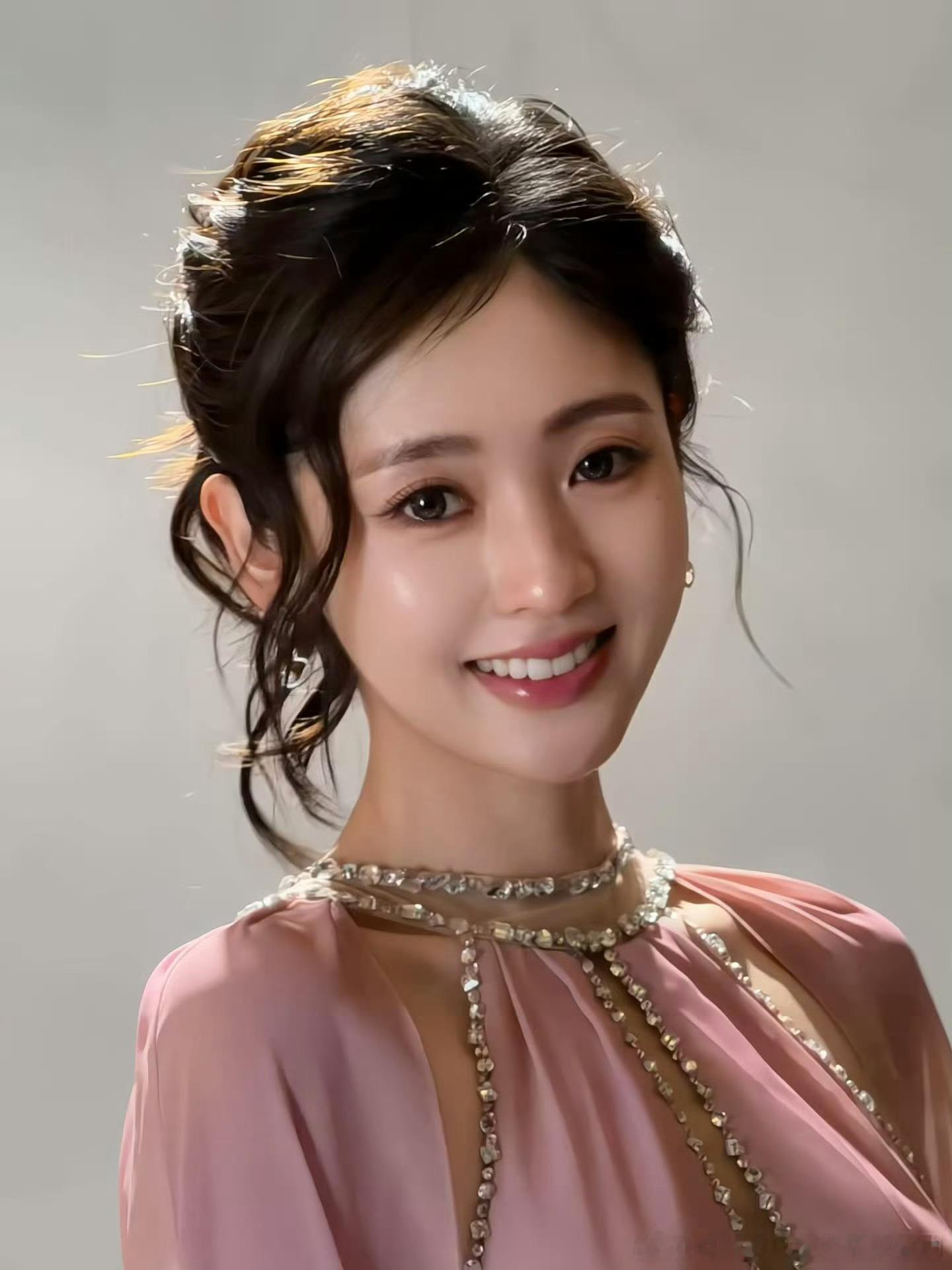 邢菲🩷邢菲 她的瞳🩷邢菲我乐个神落村 春风再美也比不上你的笑，没见过你的人不