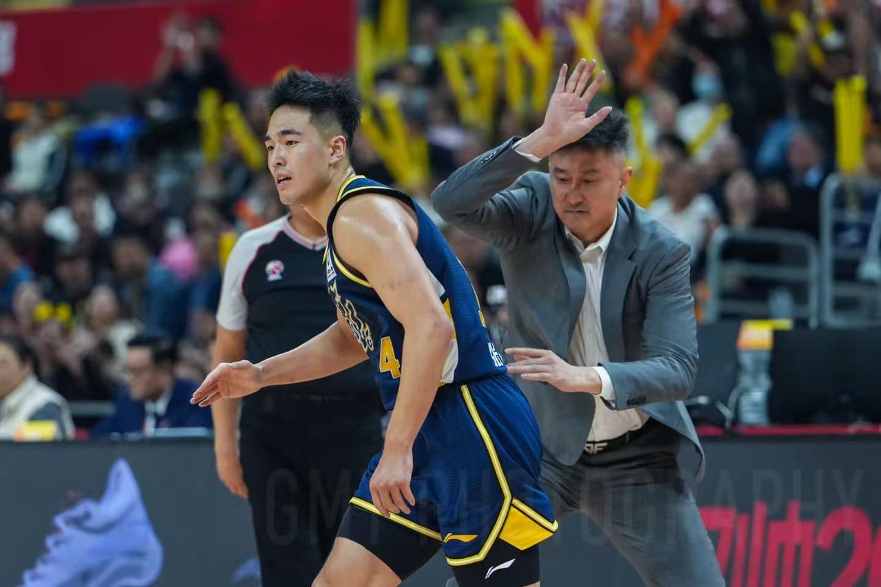 当广东需要张文逸首发，说明真没人能用，伤病管理出现严重问题

现在的广东队又回到