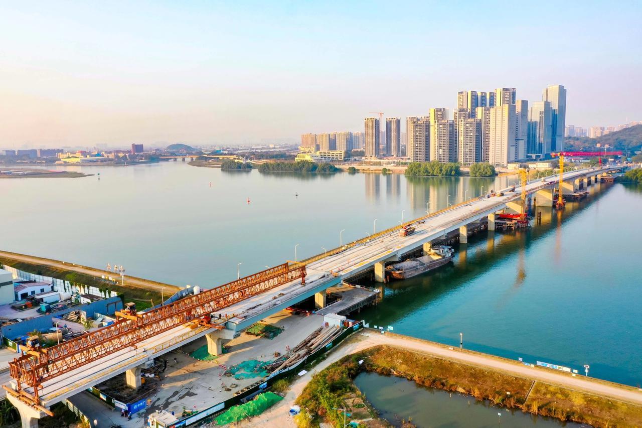 【南沙亭角大桥建设新进展】1月22日，随着右幅最后一片梁缓缓精准落下，南沙亭角大