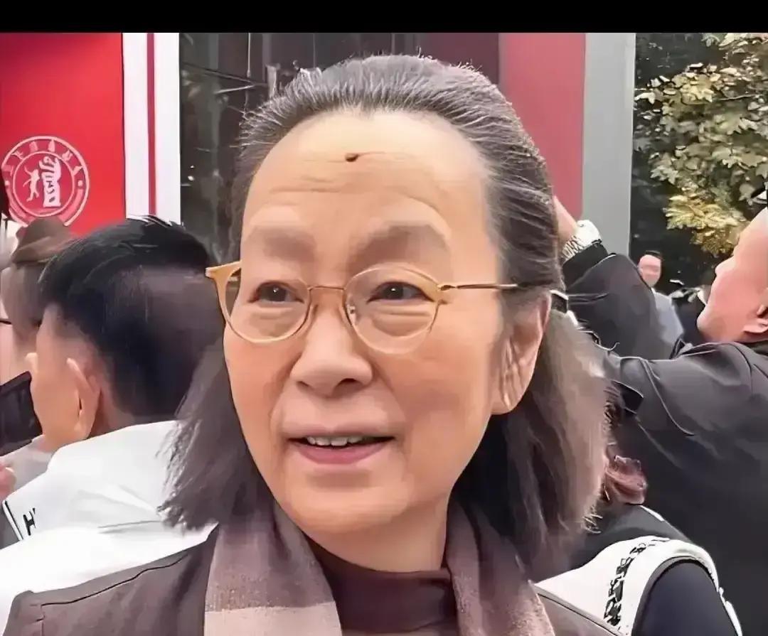 上戏校庆红毯，记者把麦克风怼到奚美娟脸上："离婚25年，你儿子现在..."——这