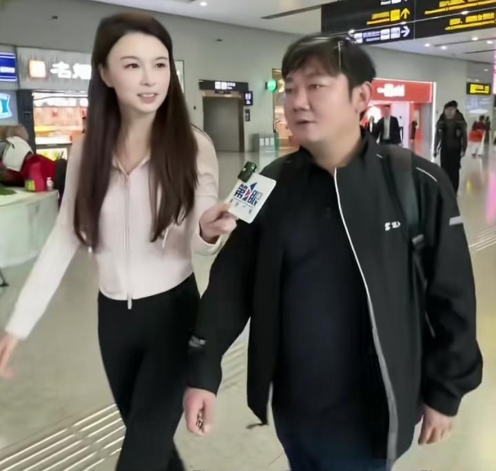 我能接受穿衣自由，也接受私下随便穿。可正式采访穿瑜伽裤，真不合适。镜头一开就是众
