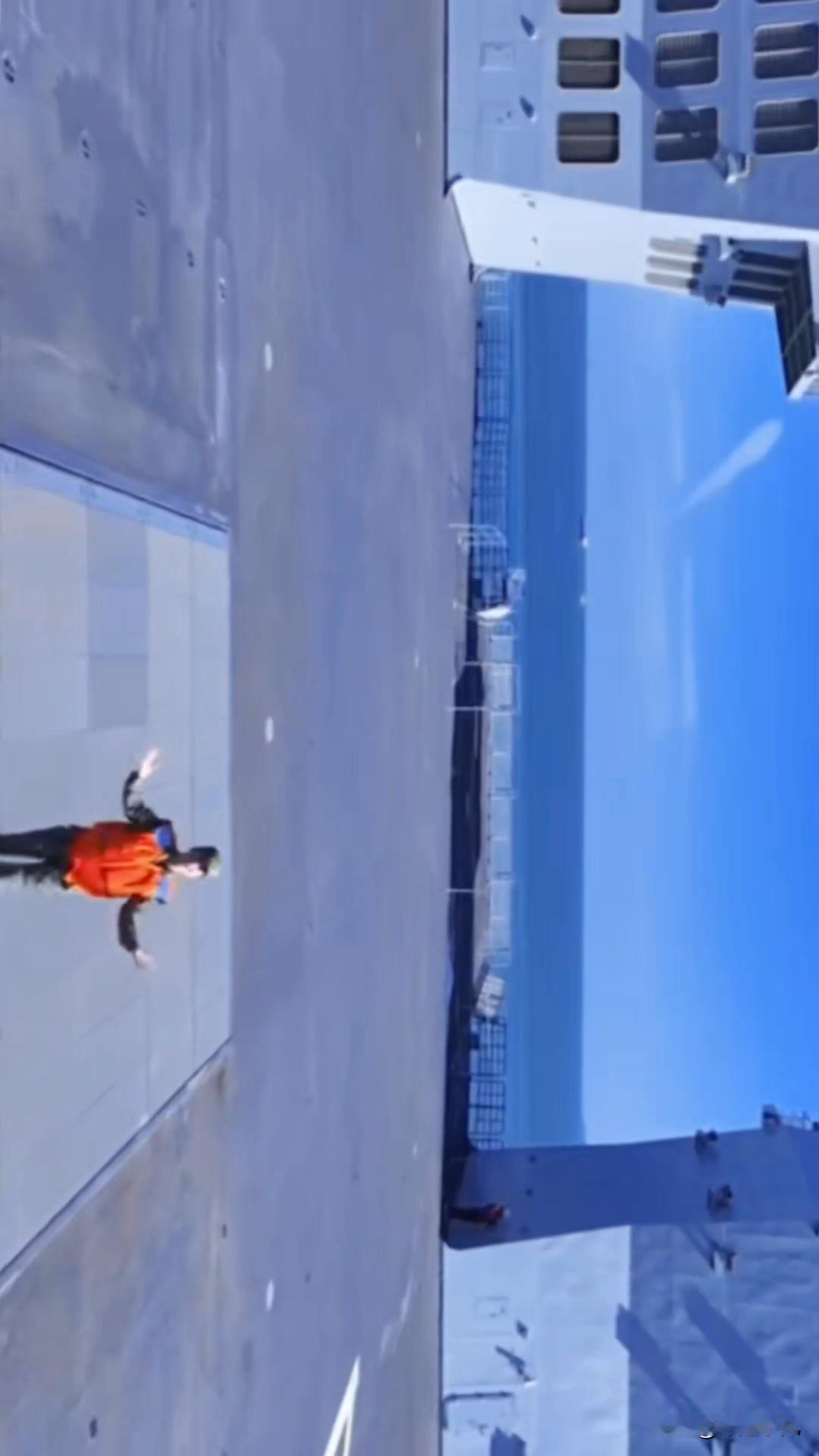 再也不说076小了？看完这个“消失的记者”视频，全网都闭嘴了！这体型太吓人了！