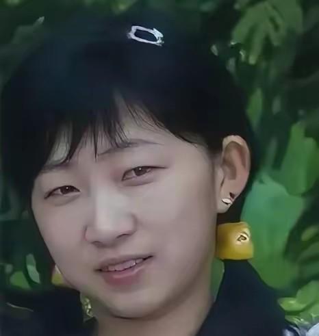 她曾不顾一切嫁给47岁的非洲总统，成为总统夫人。可在她生下两个女儿后，彻底失宠。