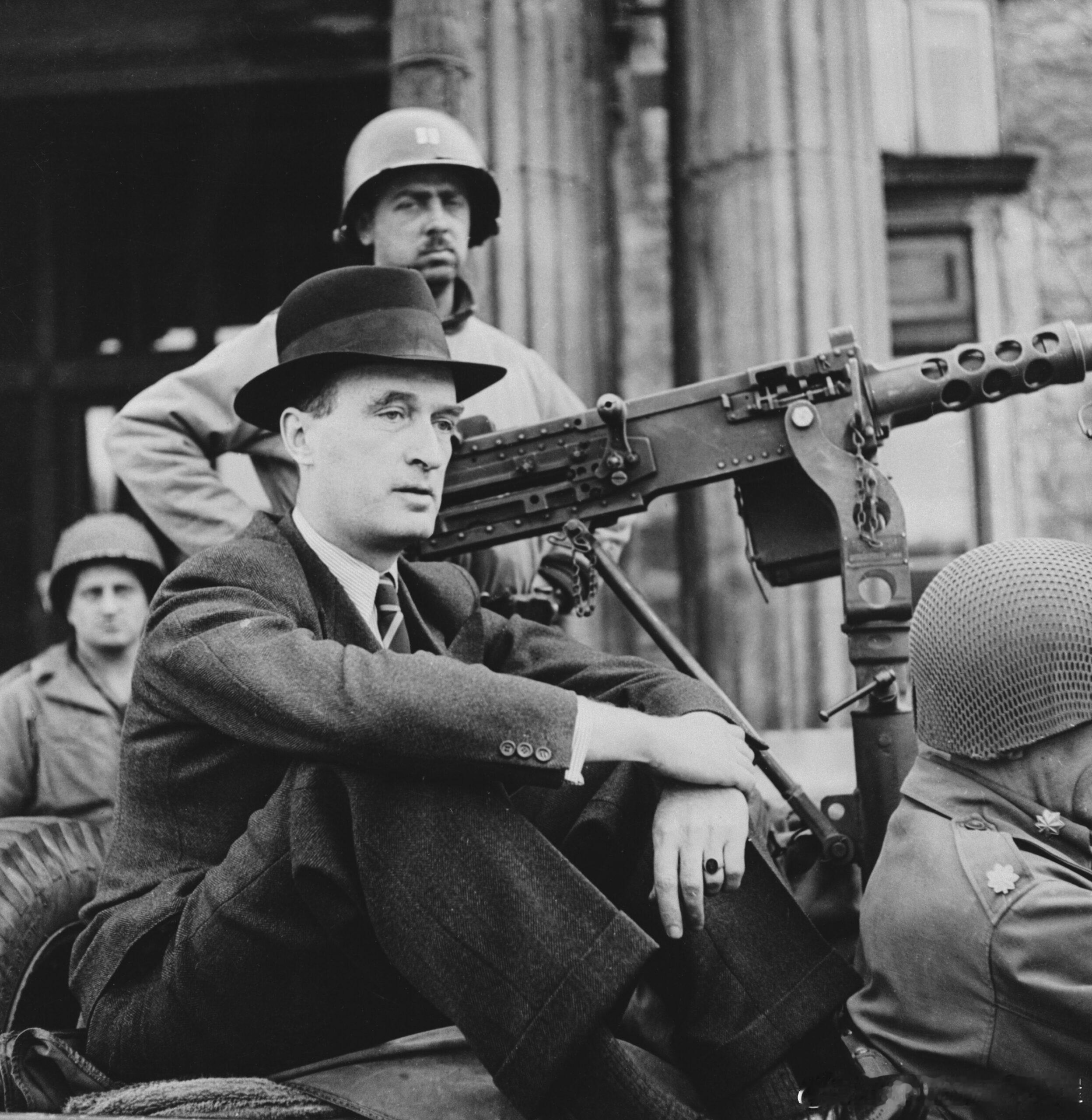 1945年4月11日小阿尔弗雷德-克虏伯被美军带走，接受讯问。他的父亲古斯塔夫以
