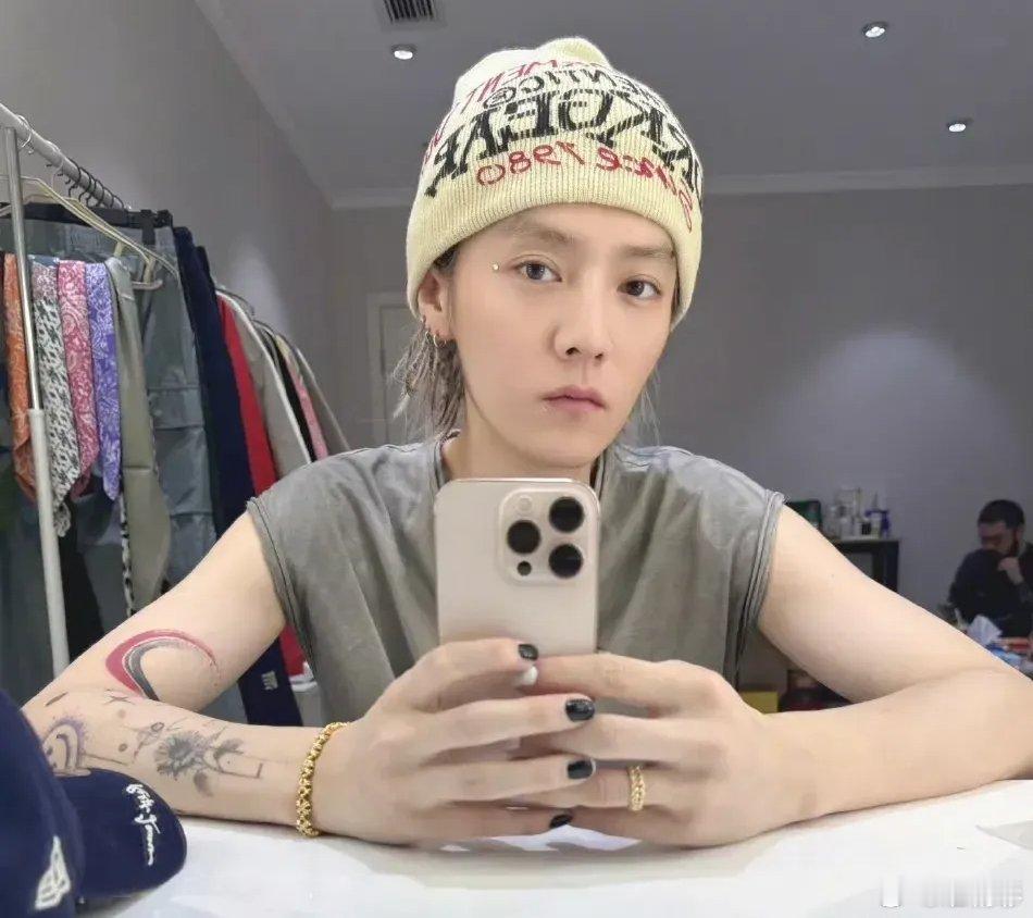 鹿晗美甲鹿晗“做美甲”真是辣眼，耳环、项链、手链，一应俱全，没有一点阳刚之气。再