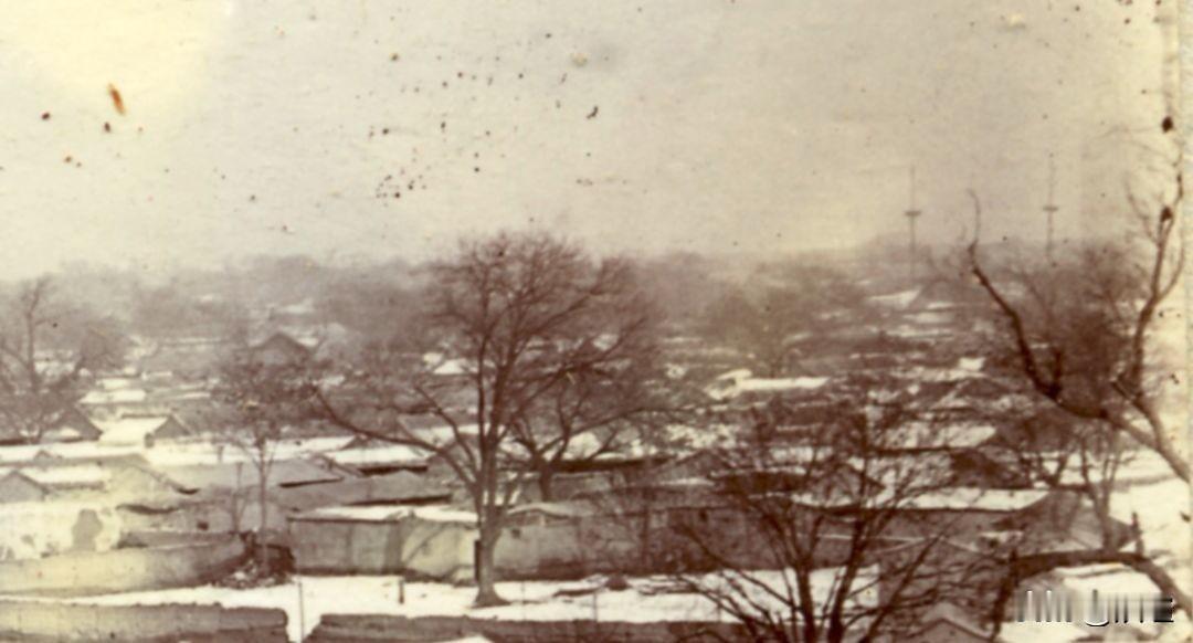 一百年前的保定老照片和现在的保定照片对比。两张照片中都能看到保定城的标志性建筑 