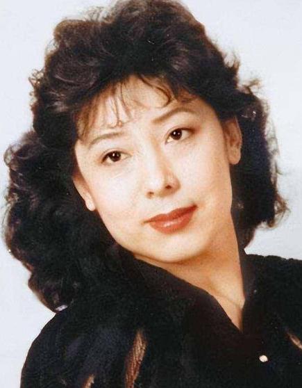 1990年，歌唱家关牧村因丈夫的长期家暴，毅然提出离婚，丈夫强硬地表示离婚可以，