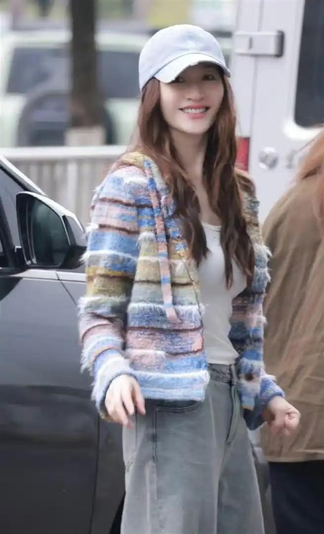 50岁李小冉活成少女模样：不缺钱不缺爱还不用带娃，这人生谁看了不酸？ ​​​